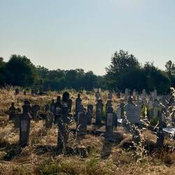 Ein etwas verwilderter Friedhof am Weg