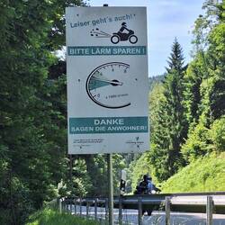 "Bitte Lärm s p a r e n" - tolle Ansage, funktioniert das bei uns auch?? Geiz ist geil ....