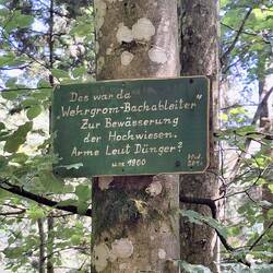 Uralte Infotafeln auf dem Wanderweg