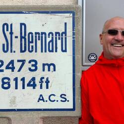 Mijn maatje Shaun wil een keer poseren. Hij glundert bij zijn allereerste alpentrip.