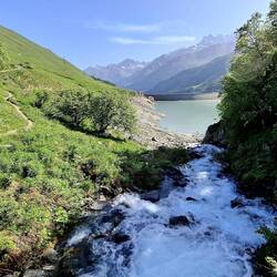Massa's smeltwater donderen naar beneden. De Zwitsers maken er elentriek van.