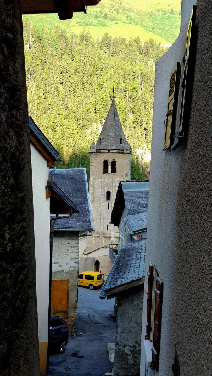8u en al op weg. De kerk van bourg Saint-Pierre.