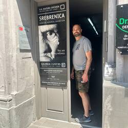 Toto am Eingang der Ausstellung