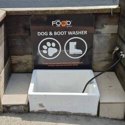Vor dem Betreten des Cafés kann man seine Schuhe und/oder Hunde sauber machen
