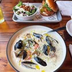 Seafood Chowder, Cod Burger und Greek Salad