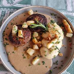 Faschiertes mit Steinpilzcreme und gebratenem Spargel und Kartoffelbrei