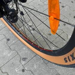 Leider kein Foto vom Riss. Aber hier dargestellt in Rot. Dort war die Felge komplett gerissen