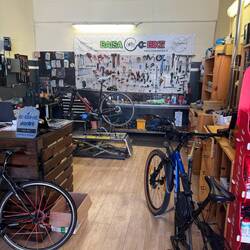 Hier der Fahrradladeninhaber beim werkeln.