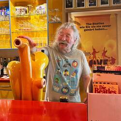 Axel Ketterer in seinem Beatles Museum & Café