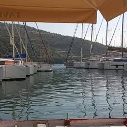 Die Lösung: An Bugklampe vom Nachbarboot eine Leine festgemacht und darum rausgedreht.