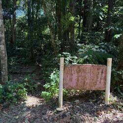 Eingangsschild zum Wasserfall - gut, dass es noch so gut lesbar ist 😂