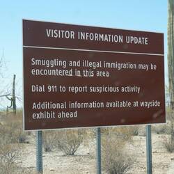 das Schild steht am Beginn des Trails durch den Park