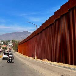 Der riesige Grenzzaun zu Mexico