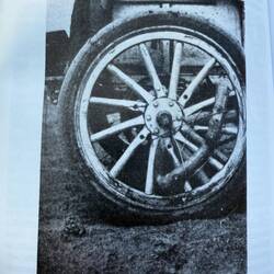 Die Speichen waren aus Holz und hielten nur bedingt den Ansprüchen stand. Ersatzteile gab's keine.