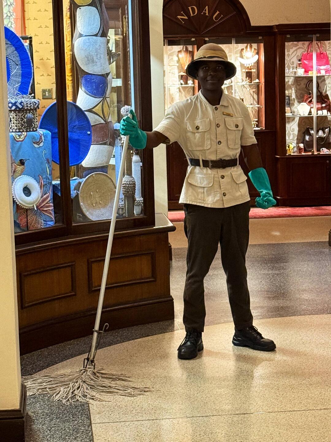 Ein letztes Foto aus Victoria Falls: Selbst der Putzmann ist auf Safari inkl. Helm & Wischmob