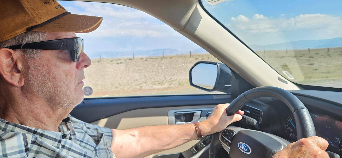 Nigg geniesst das entspannte Auto fahren..