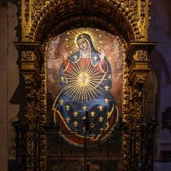 In der Kathedrale: Jungfrau Maria mit Kind