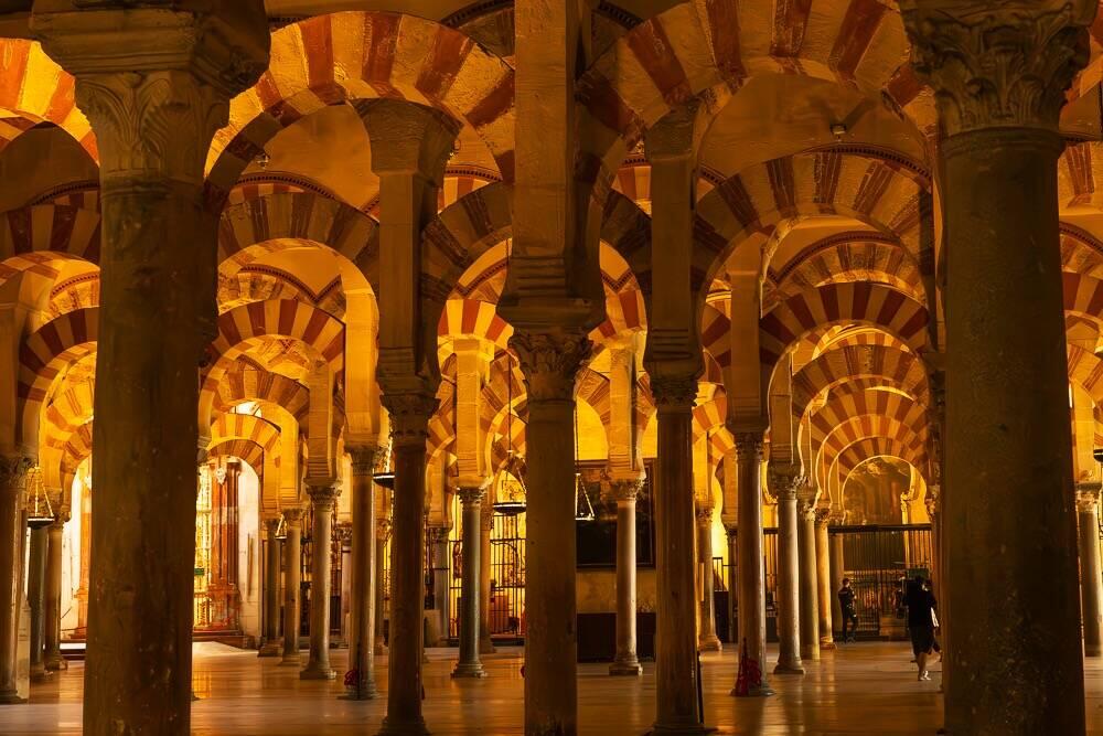 Die doppelstöckigen maurischen Hufeisenbögen im Betsaal der Kathedrale.