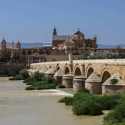 Moschee-Kathedrale mit der Puente Romano de Córdoba, der römischen Brücke.