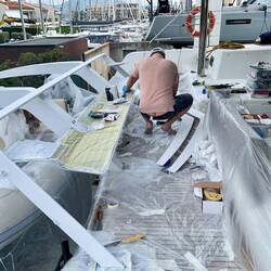 Der Schleifstaub und Dreck der Werft hängt überall