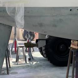 Das Unterwasserschiff wurde bereits abgespritzt und ist bereit für den neuen Anstrich