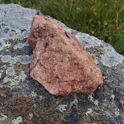 Da ist er der rosa Granitstein 😄