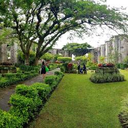 Park in the former cathedral building. Cartago.