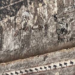 teilweise sind die Bemalung noch zu sehen, teilweise abgekrazt