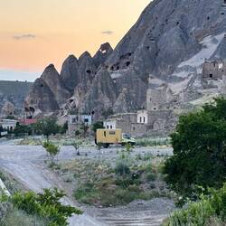 Erst mal stehe ich hier allein. Ist auch gut zum spazieren gehen mit Lehmann, wenig Hunde.