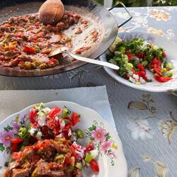 in Selime wird für mich extra Kebab gekocht, mit viel Salat. Fein.