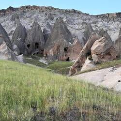 Die ganze Gegend ist voller Tuffstein Kegel in die Wohnungen gehauen wurden
