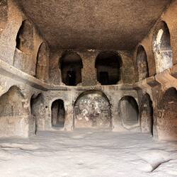 Kathedrale, in den Tuffstein geschlagen, über zwei Stockwerke