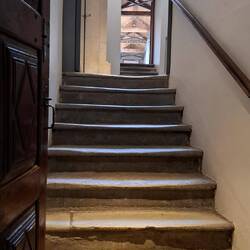 Het marmer van de trappen is uitgesleten door de duizenden pelgrims over de jaren heen.