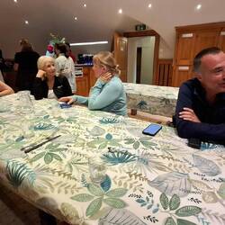 De toil sirée aan de eettafels, banken van nauwelijks 15 cenimeter breed, ...