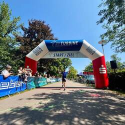 ganz allein über die Finishline