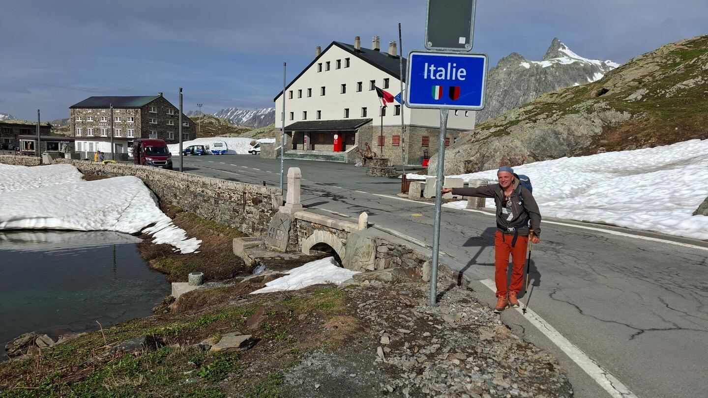 De grens oversteken... zeker als je te voet bent geldt het als een mijlpaal.