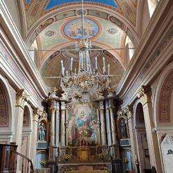 De aanblik van een simpele dorpskerk is helemaal gewijzigd. Van strak gestilleerd naar barok.