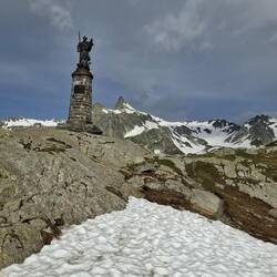 Daar staat het imposante beeld van de patroonheilige van de bergwandelaars. Sint Bernardus.