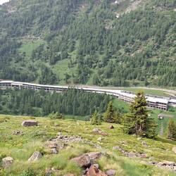 De snelweg onder de pas duikt de tunnel in.