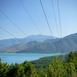 Entlang des Stausees sehen wir unzählige Stromleitungen