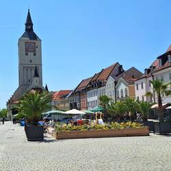 Oberer Stadtplatz mit Altem Rathaus in Deggendorf