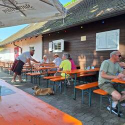 Wirt mit Gästen der Kanuclub-Gaststätte und seinem Hund