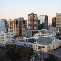 ...geht es in ein AirBNB im Zentrum der Stadt...