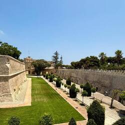 So gerne wir den Burggraben entlanggelaufen werden, der fehlende Schatten macht es unmöglich 😅