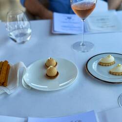 Aperitivo aus Käse, Foie Gras und Sticks