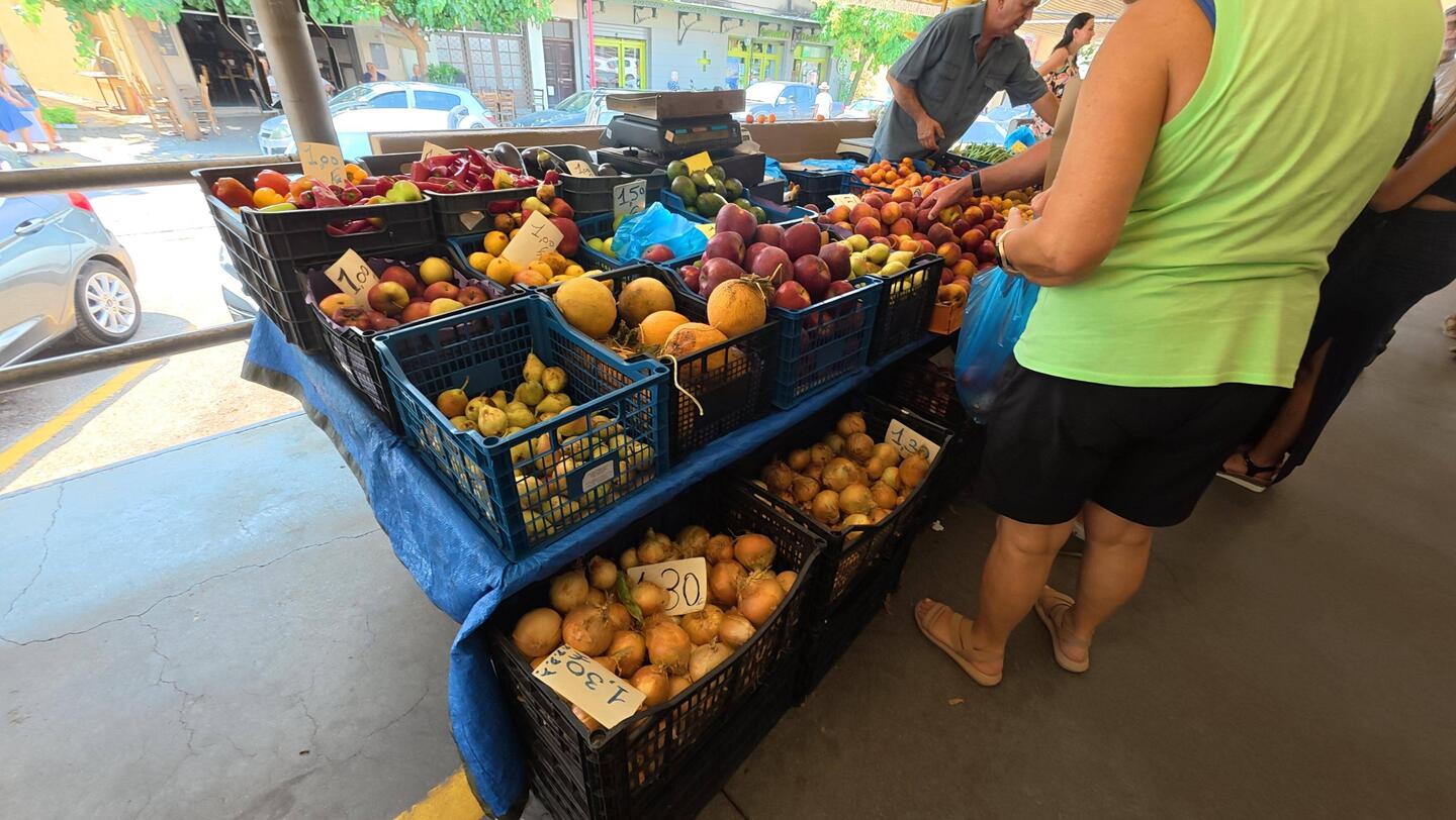 Samstags ist großer Markt in Kalamata. Locker größer als auf dem Pferdemarkt in Oldenburg