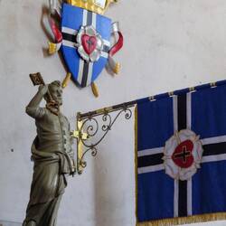 Der Dom ist voll mit Wappen und Inschriften in deutsch.