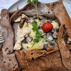 Buchweizenpfannkuchen, Hähnchenstreifen, Kartoffeln, Champignons, Apfelweincreme