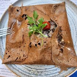Galette de blé noir avec emincés de poulet, pommes de terre, champignons, crème au cidre