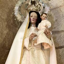 The mother and child with crowns as is typical in Spain